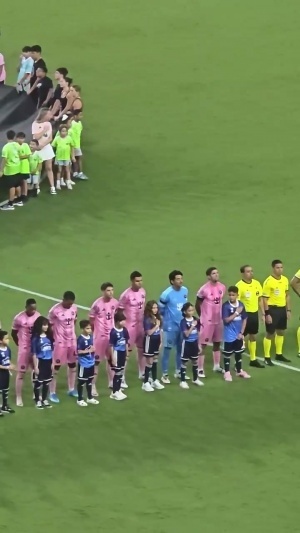 缅怀梅西父亲，迈阿密国际臂缠黑纱出战，赛前全场默哀一分钟